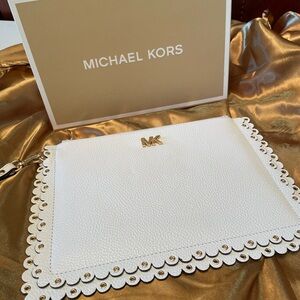 🤍Gorgeous, never used scalloped edge MK wristlet 🤍